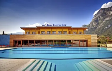 Riva del Garda v 4* Hoteli Garda Sporting Club s raňajkami, wellness, bazénmi a plavbou z Limone do Malcesine