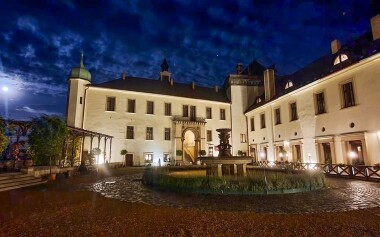 Zámecký hotel Zbiroh je obklopený zelení