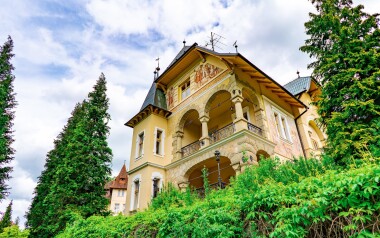Vládna vila Luhačovice sa nachádza hneď vedľa kúpeľného parku