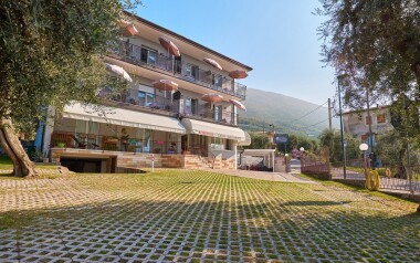 Léto u jezera Garda: Pobyt v Hotelu Casa Gagliardi se snídaní formou bufetu, výletem lodí a ochutnávkou vín