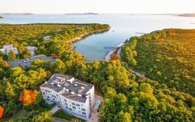 Horvátország: Pihenés Biograd na Moruban, a Crvena Luka Resort ****-ban, privát parttal és animációval