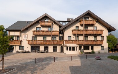 Nyaralás Dél-Tirolban Brixen közelében az Am Brunnen Apartmentsben reggelivel, medencével és szaunával