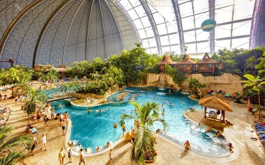 Německo: Exotický ráj Tropical Islands se snídaní, pláží, atrakcemi a vnitřními i venkovními bazény neomezeně