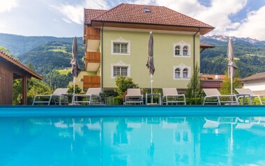 Nyaralás Merano közelében a Wohlfühlhotel Mei Auszeit ***-ban félpanziós ellátással, wellnessel és szaunával