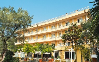 Lombardie pár kroků od jezera Garda: Hotel Internazionale **** s polopenzí, venkovním bazénem a slevou na golf