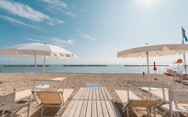 Nyaralás az Adriai-tengernél a Natural Village Resortban, privát stranddal és medencével