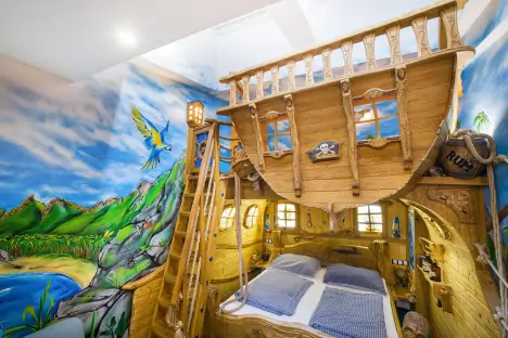 Izby, Peklo Čertovina - Hotel Kocourkov, Hlinsko