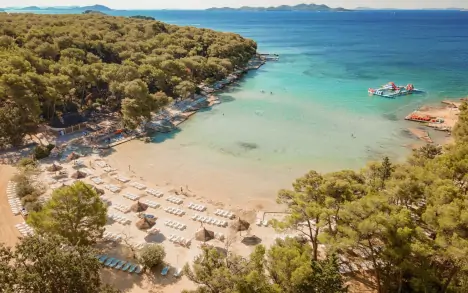 Piesočná pláž, Pine Beach Resort Pakoštane ***, Pakoštane, Dalmácie, Chorvátsko 