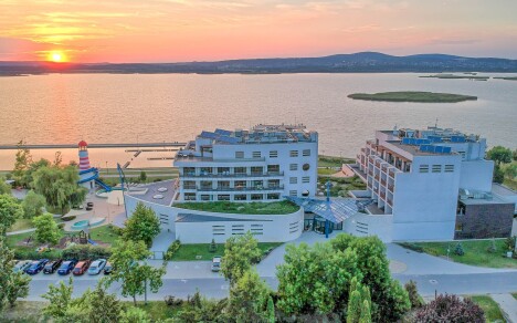 Vital Hotel Nautis ****superior u jezera Velence, Maďarsko