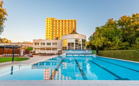 V hotelu je pro hosty k dispozici také několik bazénů
