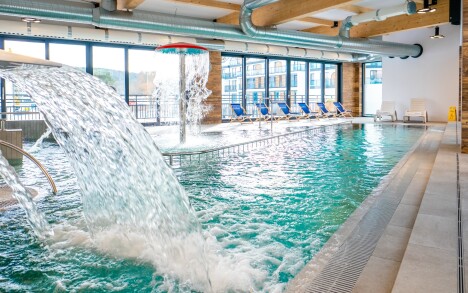 Vnitřní bazén se zábavními a relaxačními prvky, Wellness