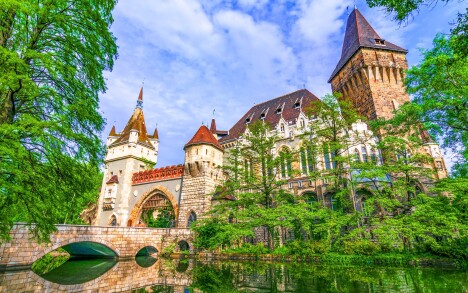 A szállodával szemben egy park található a Vajdahunyad várával.