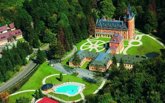 Zámecký hotel Sasvár je doslova obklopen přírodou