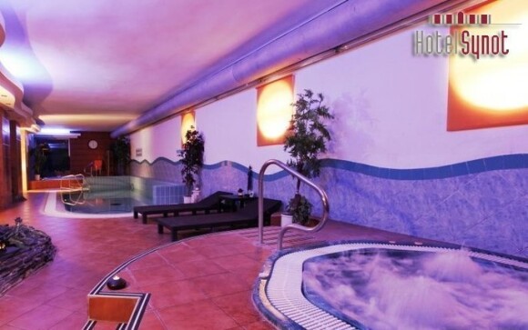 Užijte si neomezený vstup do aquacentra s bazénem a whirlpoolem