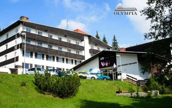 Sporthotel Olympia *** je obklopený zelení