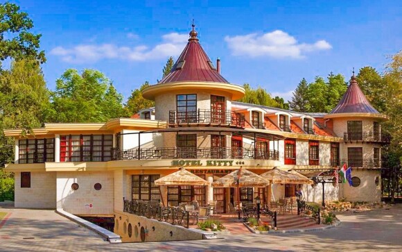 Hotel Kitty *** leží v parku Miskolctapolca