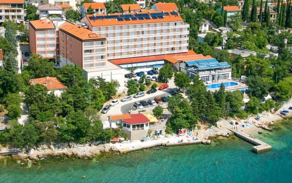 Hotel Mediteran *** je obklopen zelení i mořem