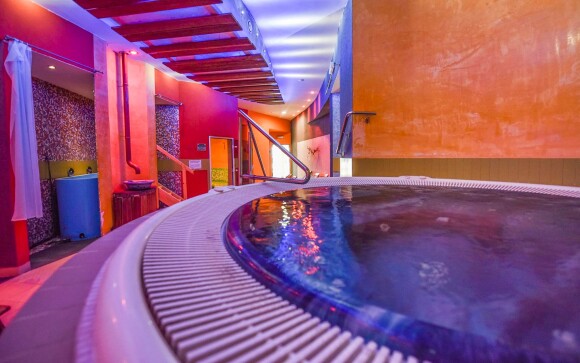 Súčasťou wellness je aj vírivka, 3 druhy sáun či ľadopád
