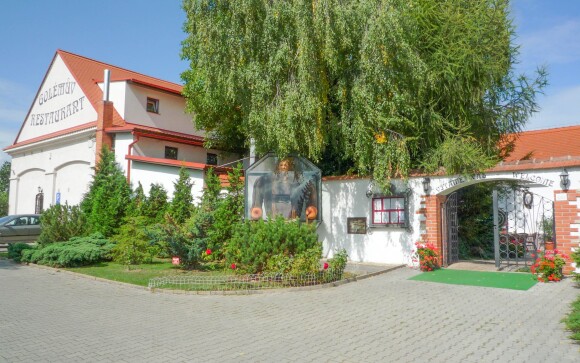 Hotel Golden Golem v bývalé zemědělské usedlosti, Praha 8