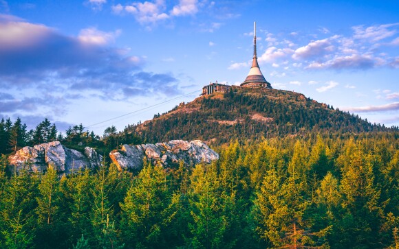 Majestátní Ještěd se nachází jen 5 km od hotelu