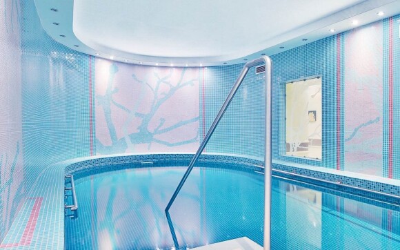 Ve wellness vás čeká bazén, sauna i procedury