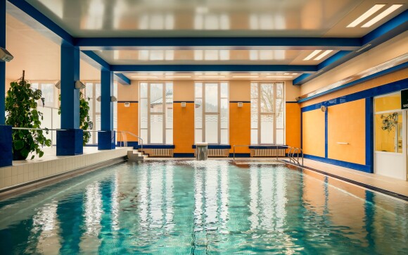 Součástí hotelu je krytý bazén