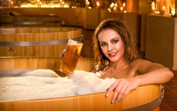 Pivní koupel, Zámek Wichterle – Hotel a pivní lázně ****