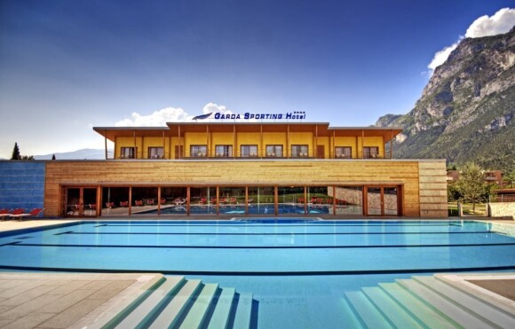 Kültéri medence, Garda Sporting Club Hotel ****, Riva del Garda (TN), Olaszország