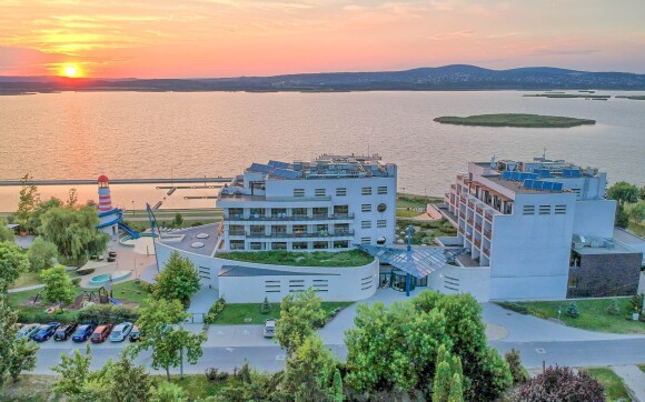 Vital Hotel Nautis ****superior pri jazere Velence, Maďarsko