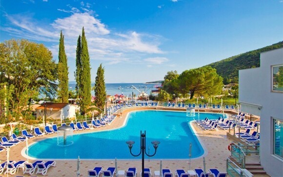 Ve vedlejších hotelích najdete bazény, které můžete využívat