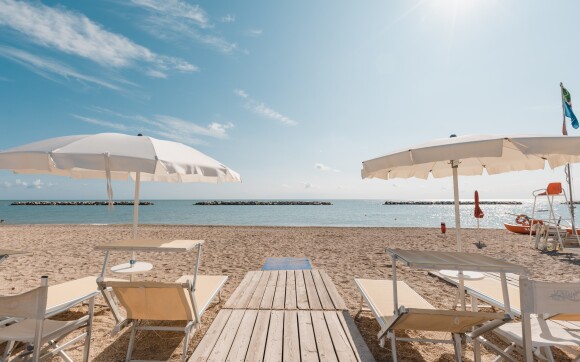 Pláž s lehátky, Natural Village Resort, Potenza Picena