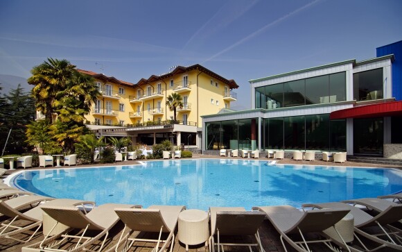 Kültéri medence, Villa Nicolli Romantic Resort ****, Riva del Garda (TN), Olaszország