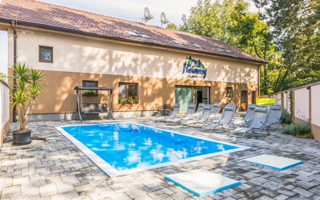 Pobyt 300 m od zámku Lednice v Penzionu Harmony se snídaní, venkovním bazénem a privátním wellness + drink