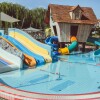 Egy szabadtéri termálmedence is rendelkezésre áll