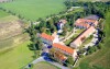 A kastély és a Bagtloun Castle Hotel Ctěnice **** területe Prága közelében