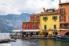 Barevné domy u jezera, Campagnola, Malcesine (VR), Itálie