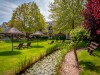 Napozóágyakkal felszerelt kert, Orchidea Hotel ****, Lipót, Magyarország