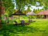 Napozóágyakkal felszerelt kert, Orchidea Hotel ****, Lipót, Magyarország