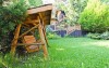 Užijte si odpočinek v zahradě - třeba na houpací lavici