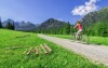 Cyklisté si mohou užívat projížďky po alpských vrcholcích