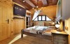 Dvojlôžkové izby sú vybavené štýlovým dreveným nábytkom