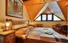 Dvoulůžkové pokoje jsou vybaveny stylovým dřevěným nábytkem