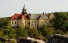 História zámku Hrubá Skala siahá až do 14. storočia