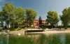 Hotel leží na břehu Slunečních jezer