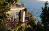K hotelu patří i restaurace s terasou také přímo u moře
