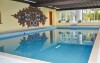 V hotelovém wellness je i vnitřní bazén.
