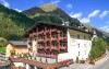 Hotel leží jen malý kousek od úpatí alpských hor