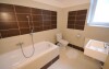 Kúpeľňa je vybavená vaňou alebo sprchovým kútom