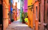 Ostrov Burano je typický farebnými uličkami