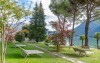 Zahrada s lehátky, Parco San Marco Hotels & Beach Resort ****, Cima di Porlezza (CO), Itálie